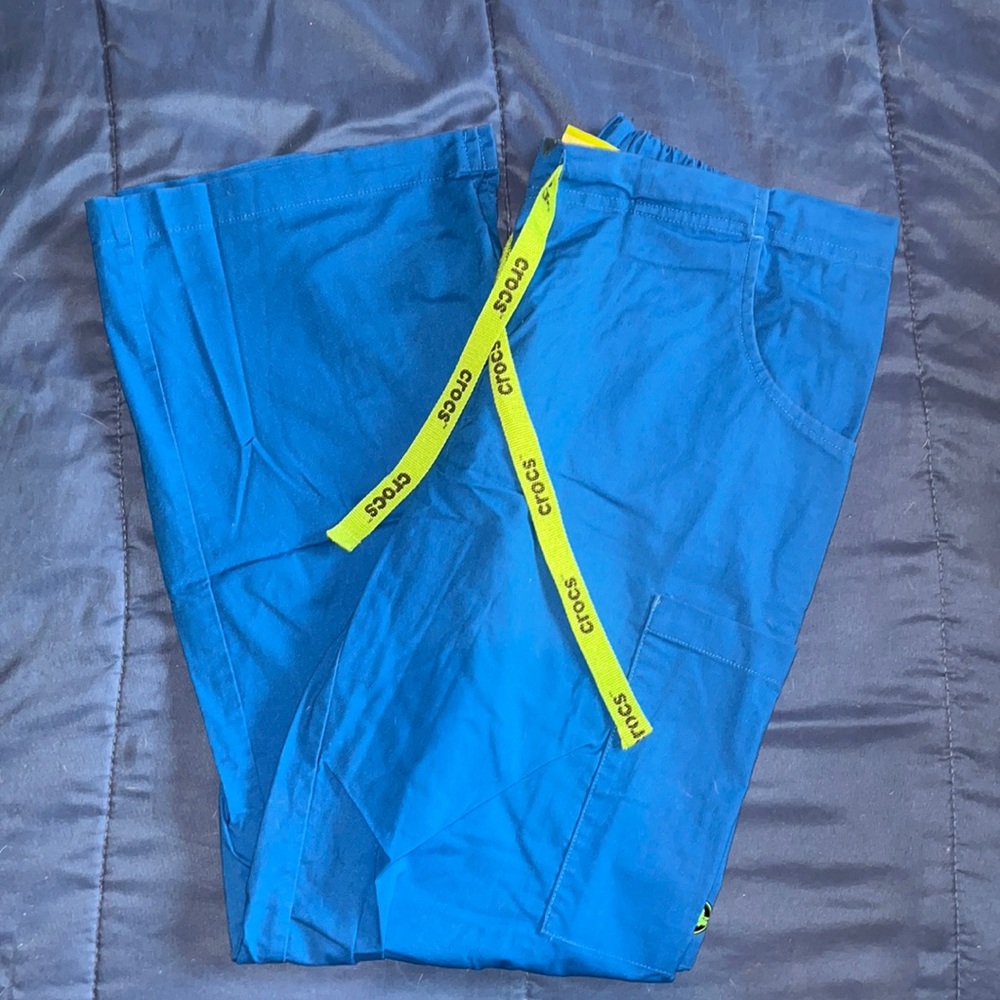 CROCS WIDE PANT SCRUBS — SMALL — ROYAL BLUE AND GREEN